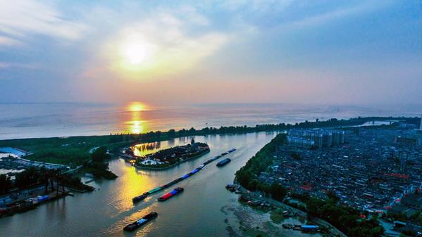 中国大运河从高邮城中川流而过 王林山 摄