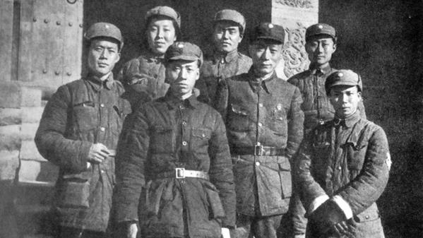 1938年 雷烨（左一）带领记者团五人抵晋察冀根据地时聂荣臻司令员（左五）接见留影。