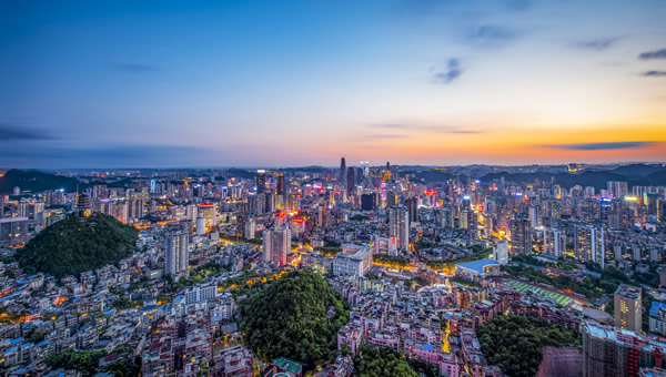 贵阳市东山电视塔俯瞰贵阳夜景  肖芳 摄