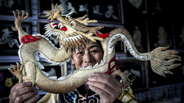 鱼皮上的非遗——赫哲族的鱼皮工艺 杜春森 摄