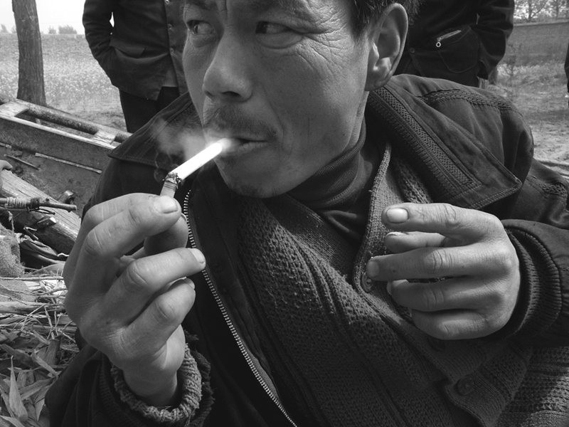 贩子也在四处查看,他的目的是买进又好又便宜的牲口,然后进行倒卖.