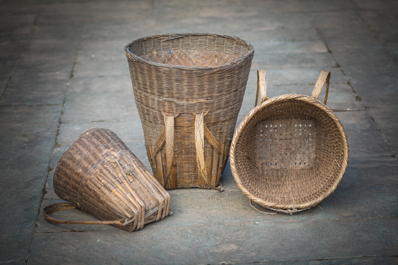 背篼,又名背篓,巴人俗称花儿,是用竹子编成的筐状背运工具.