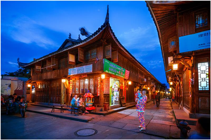 下一页 作品名称 十里长街风情-夜景 作品描述 拍摄地点 路桥