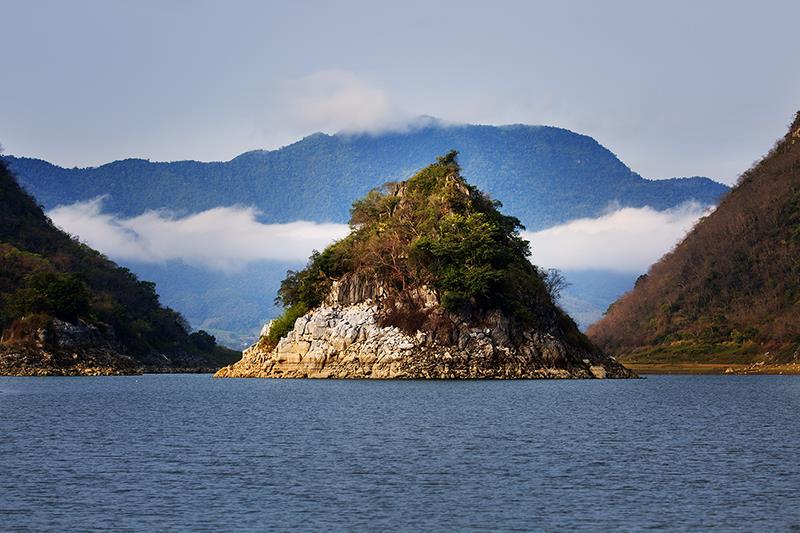 上一页 下一页 作品名称: 一峰独秀  作品描述: 俄贤岭景区一峰座落