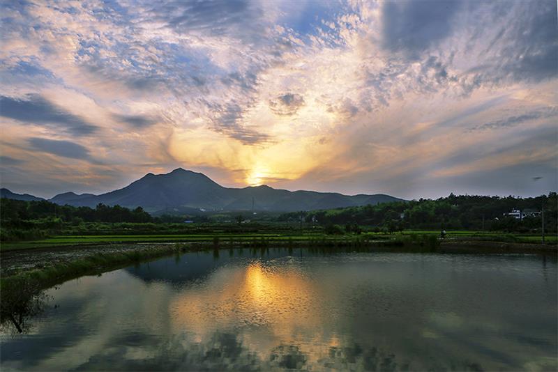 上一页 下一页 作品名称: 夕照大工山  作品描述:   拍摄地点: 南陵县