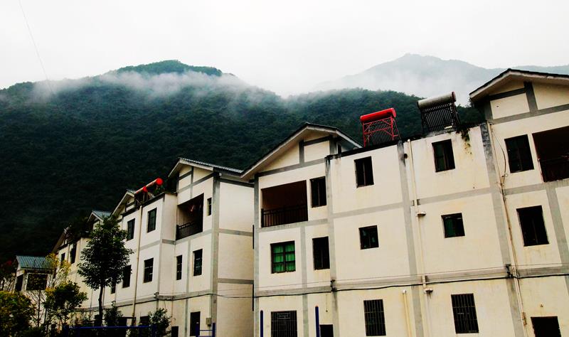 大巴山山麓的秋雨浸润着高山移民的新农村院落 拍摄地点 城口河鱼乡