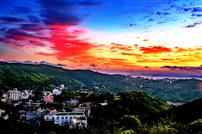 霞映山村