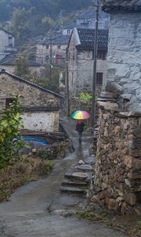 春雨飘小村