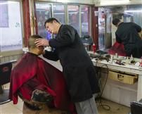 古街理发人