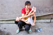 给孩子穿裤子
