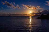 一缕阳光照海礁.