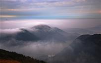 雾绕石峰山