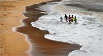 白马岙沙滩玩浪的游客