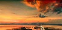 夕阳下的海边小屋