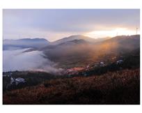 晚霞映山村