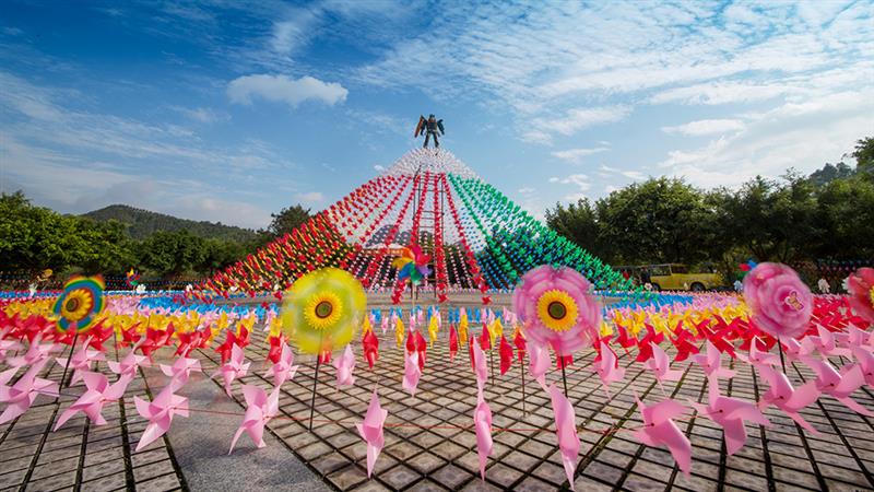 作品描述 河池市金城江首届"三月三七彩风车"文化旅游节在东仁乐园