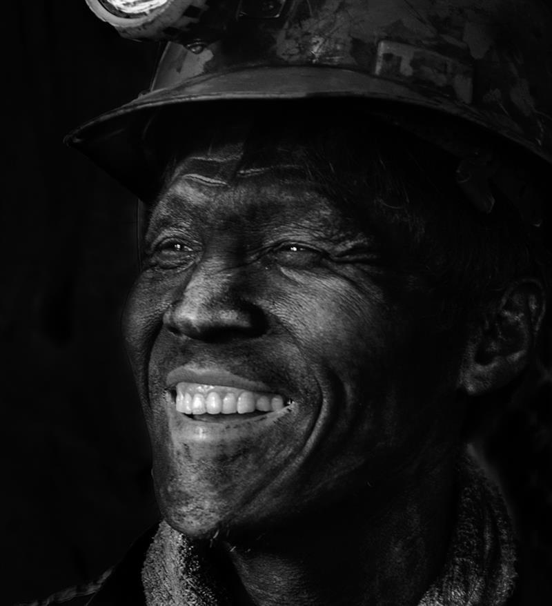 上一页 下一页 作品名称: 喜悦  作品描述: 抓拍煤矿工人刹那的表情