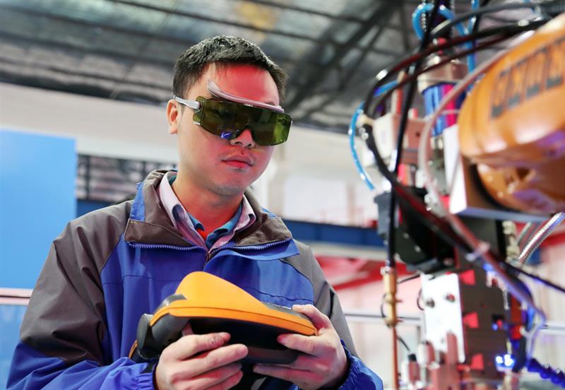 2017年1月14日,在广东佛山市宏石激光技术公司车间,一工人戴着护目镜