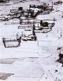 《雪下小村》
