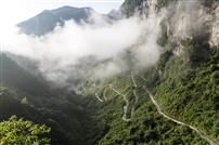 走在峡谷的公路上