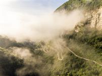 崎岖山路