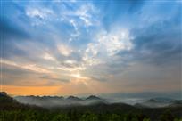 雾锁远山