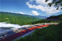 乡村山路披彩衣