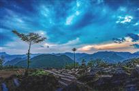 山野坡地盼晚霞