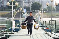 《早市归来》