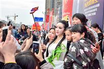 《我与“菩萨”来合影》