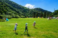 夏日在雪玉山玩耍的儿童