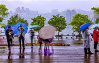 走进丰都风雨中