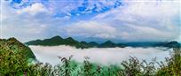 山峦翠嶂白云间