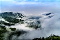 雾涛缭绕新山村