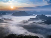 彩云山间似浪涌