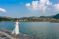 《湖畔丽影》