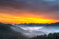 《山间晨光》