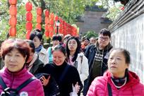 参观游览“黄泉路”的人们