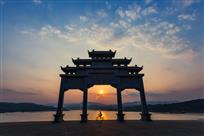 迎着夕阳