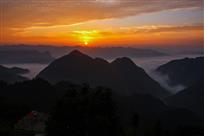 《朝霞映山豁》