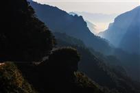 《山间晨曦》
