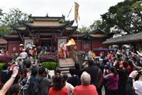 吐火神功献游客