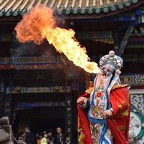 吐火神功献游客