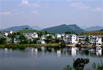 天光水色映新居