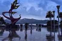 雨夜滨江广场