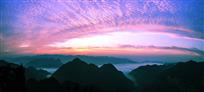 金辉洒山川