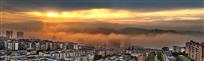 云雾缭绕伴江城