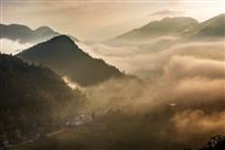 山村晨雾