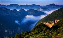 山间晨雾
