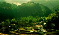 《脱贫小山村》